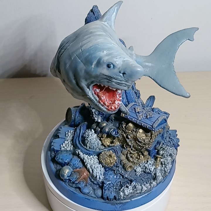 Statue Requin & Trésor Englouti 15cm - Peinte à la Main | STLFLIX – Image 2