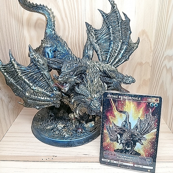 Hydre Primordiale – Figurine fantasy en résine peinte main + Carte de jeu artisanale