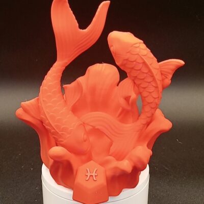 Statue décorative orange du signe astrologique Poissons réalisée en impression 3D, représentant deux carpes entrelacées sur un socle avec le symbole du zodiaque, hauteur 18cm, design moderne et élancé pour décoration intérieure.